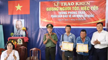 Nhặt được ba lô chứa tiền, vàng, chuyển Công an xã tìm trả người đánh rơi