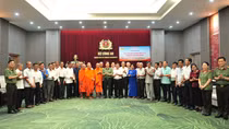 Người có uy tín tham gia giữ vững bình yên nơi ấp, khóm