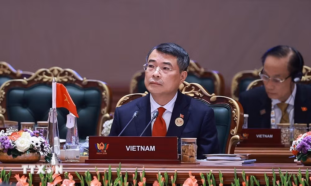 Thủ tướng Lê Minh Hưng phát biểu tại phiên họp về “Tự cường, đổi mới sáng tạo, hợp tác và phát triển bền vững: Định hình tương lai tăng trưởng bao trùm toàn cầu”. (Ảnh: Dương Giang/TTXVN)