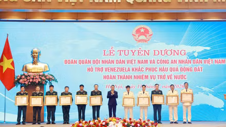 Thủ tướng Chính phủ tuyên dương Đoàn cứu nạn, cứu hộ Việt Nam tại Venezuela