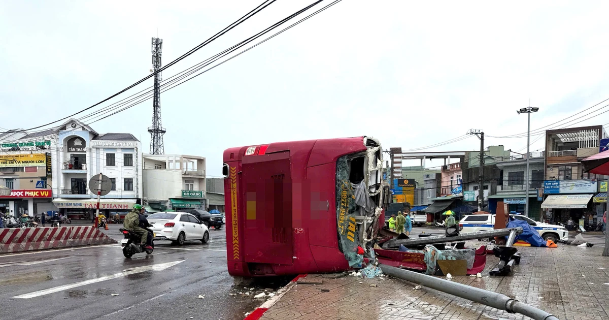 Lật xe khách giường nằm, 2 người tử vong, nhiều người bị thương