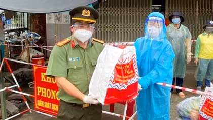 Công an tỉnh An Giang tặng quà, hỗ trợ người dân trong khu cách ly, phong tỏa