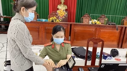 Xúc động bài thơ của nữ Thiếu úy Công an về Những "bông hồng thép" 
