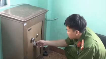Trộm bỏ két sắt tháo chạy khi phát hiện lực lượng tuần tra