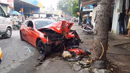 Xe sang thể thao nát bét sau cú "hôn" tử thần