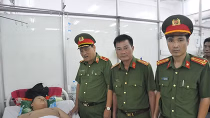 Cục Cảnh sát PCCC thăm 2 chiến sĩ bị thương