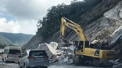 Sạt lở đèo, 1.000m3 đất đá đổ xuống QL 27C