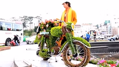 Độc đáo xe hoa cổ xuống phố chào Festival hoa Đà Lạt