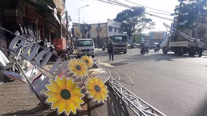 Công trình đèn hoa sập giữa đường, nhiều người may mắn thoát nạn