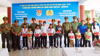 Tuổi trẻ CAND đến với vùng quê cách mạng