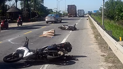 Va chạm với xe đầu kéo, nữ du khách nước ngoài đi xe máy tử vong tại chỗ