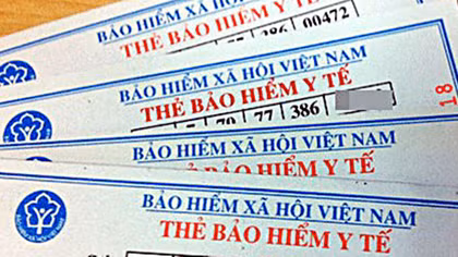 Trưởng phòng để lính “bán” thẻ bảo hiểm y tế trái phép để nhận… gà và bia!?
