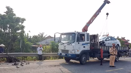 Taxi tông xe máy gãy đôi, 1 người tử vong tại chỗ