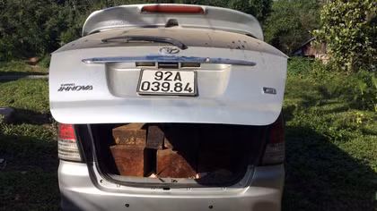 Dùng ô tô chở gỗ quý gặp Công an