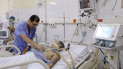 7 người nhập viện nghi uống rượu ngâm thuốc bóp chân