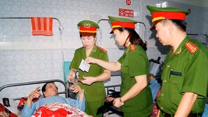 Công an Hòa Bình với “nụ cười công sở”