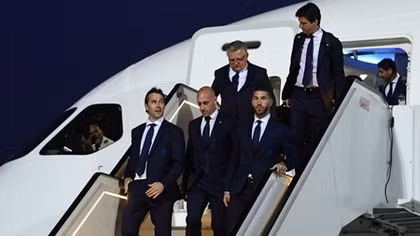 Đội tuyển Tây Ban Nha đến Nga trong tiếng hô "Barca"