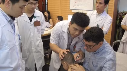 Các chuyên gia Pháp khám, tư vấn và phẫu thuật cho hơn 100 trẻ bị dị tật