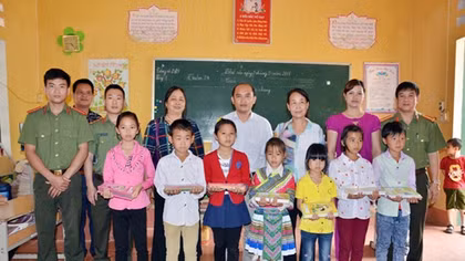 Chia sẻ khó khăn với trẻ em vùng cao