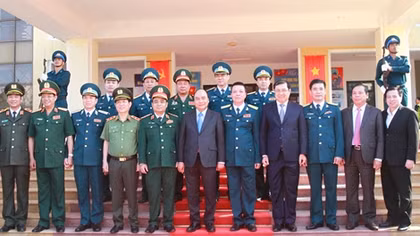 Thủ tướng thăm, chúc Tết Sư đoàn không quân 372