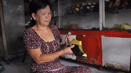 Người đàn bà đóng giày cho những đôi chân “dị biệt”