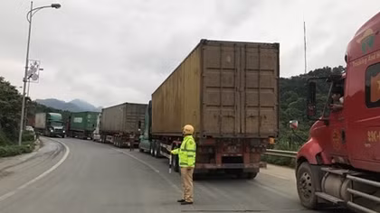 Nỗ lực giải tỏa ùn ứ xe chở hàng tại khu vực cửa khẩu
