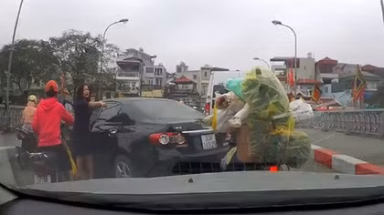Nữ tài xế quay xe trên Cầu Cót bị phạt 1,3 triệu và tước giấy phép lái xe 2 tháng