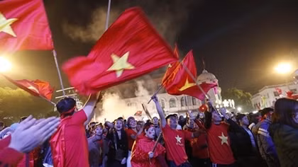 Người dân ngất ngây trong đêm vàng chiến thắng
