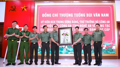 Thứ trưởng Bùi Văn Nam làm việc tại Công an tỉnh Nghệ An
