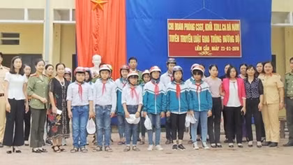 Tuyên truyền Luật giao thông Đường bộ và tặng MBH cho học sinh nghèo vượt khó