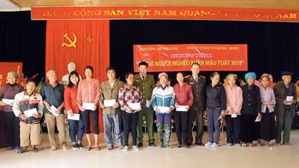 Trao gửi yêu thương tới đồng bào Văn Chấn