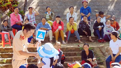Công an Hòa Bình tuyên truyền Luật Giao thông đường bộ 