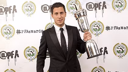 Eden Hazard, phía trước là bầu trời