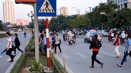 Phạt tiền người đi bộ vi phạm giao thông