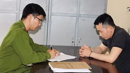 Dán quảng cáo cho vay tiền không thế chấp để lừa đảo các tiểu thương