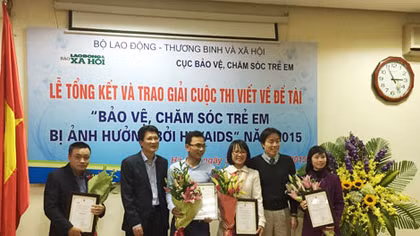 Trao giải thưởng cuộc thi viết về trẻ em bị ảnh hưởng bởi HIV/AIDS