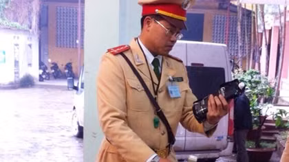 Phát hiện 2 ôtô chở linh kiện điện thoại, thuốc nhuộm tóc nhập lậu