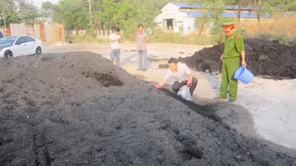 Đổ trộm hơn 50 tấn chất thải công nghiệp ra môi trường