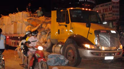 Giao thông hỗn loạn vì xe đầu kéo hất văng hàng tấn mùn cưa xuống đường