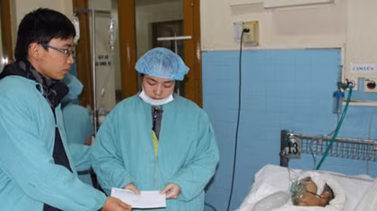 Trao tiền hỗ trợ chiến sĩ trọng thương trong vụ xe đầu kéo tông cháy xe Cảnh sát