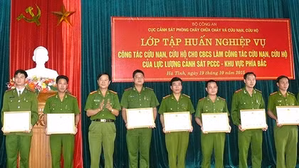 Bế giảng lớp huấn luyện công tác cứu nạn, cứu hộ