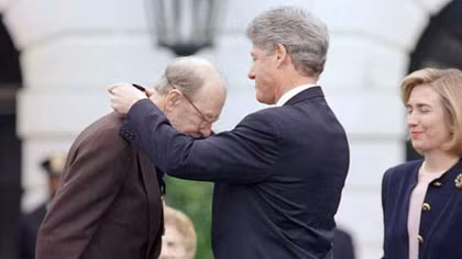 FBI theo dõi ca sĩ nhạc đồng quê Pete Seeger trong nhiều thập niên