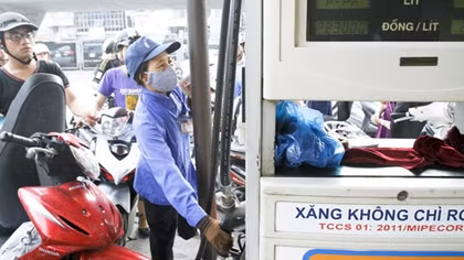 Xăng tăng giá 1.600 đồng/lít, vẫn còn áp lực tiếp tục tăng