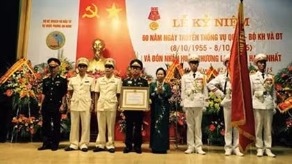 Vụ Quốc phòng An ninh đón nhận Huân chương Lao động hạng Nhất