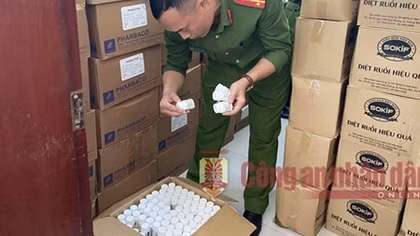 Triệt phá đường dây sản xuất hàng chục nghìn lọ thuốc ho giả