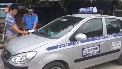 Taxi mang phù hiệu ngoại tỉnh tràn về Hà Nội