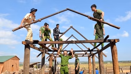 “Bốn cùng” với nhân dân