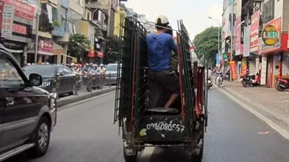 Xe tự chế chở hàng cồng kềnh: Vi phạm luật vẫn diễn ra công khai