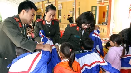 Tặng chăn ấm và áo đồng phục mùa đông cho trẻ em nghèo xã Pha Long