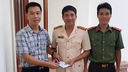 Trao tiền hỗ trợ cán bộ, chiến sỹ tham gia phòng chống cháy rừng